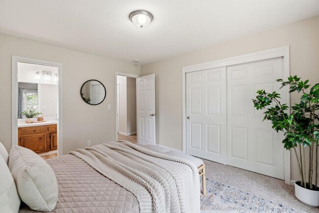 Building Photo - Beautifully updated 2-bedroom, 1.5-bathroom duplex