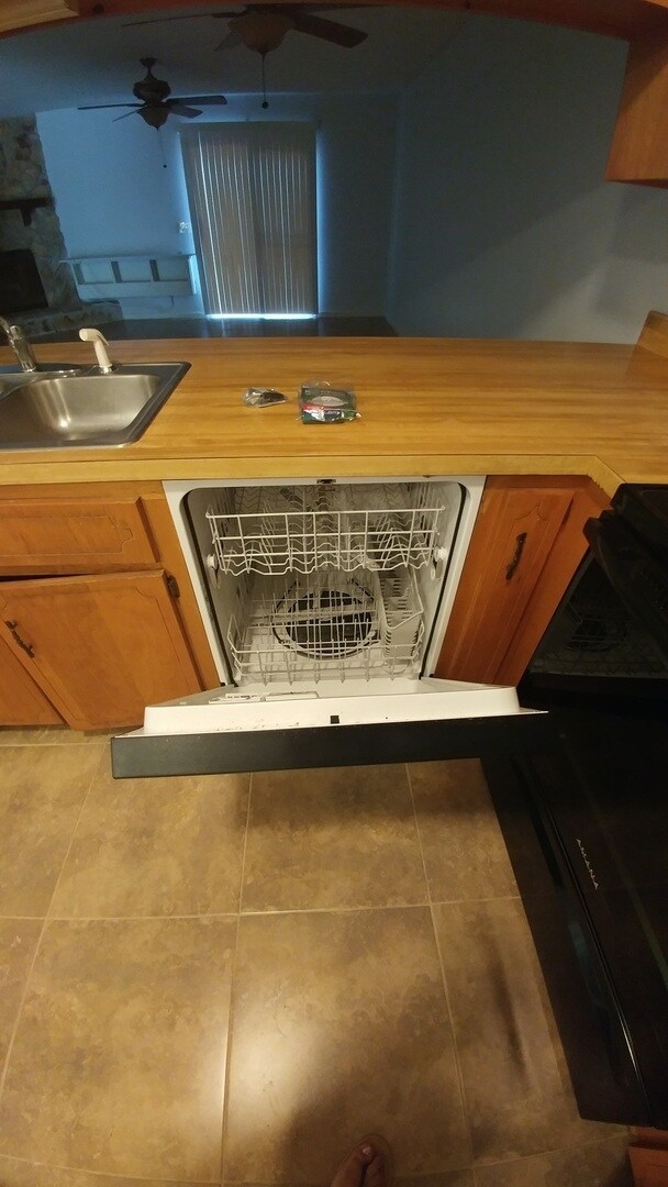 Building Photo - Newly Renovated Beautiful 2 Bedroom Home