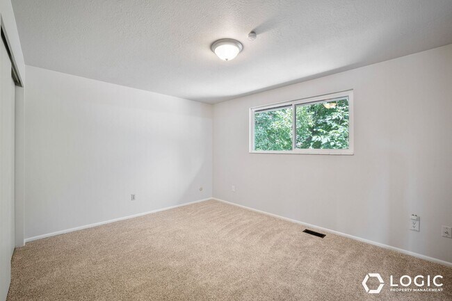 Building Photo - 844 E 2800 N