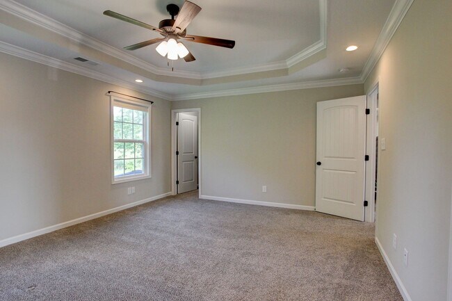 Building Photo - Huge 5 bed 3 ba.  Gorgeous House Near Post...