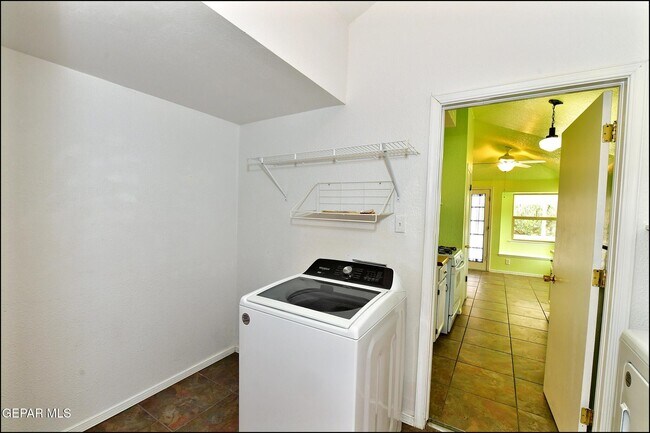 Building Photo - 853 Nita Fay Dr