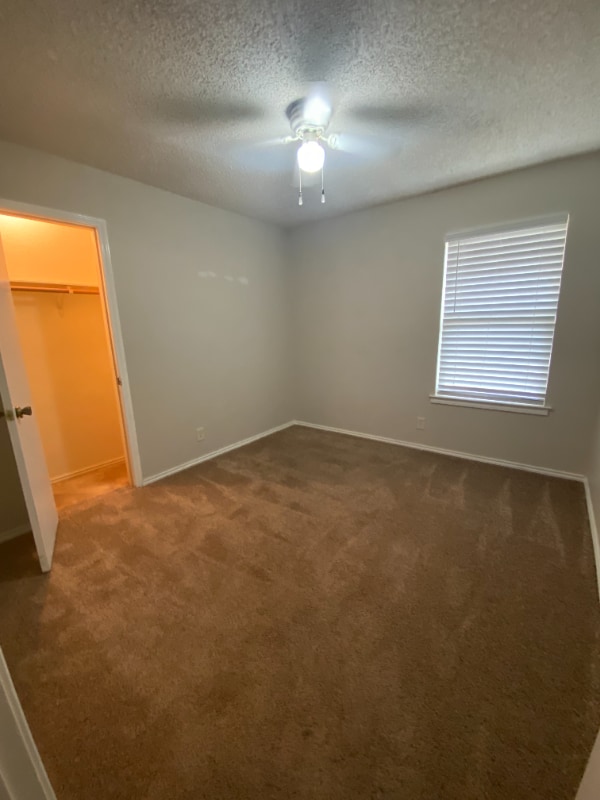 Building Photo - 1925 Willow Vale Dr