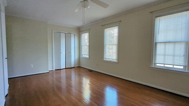 Building Photo - Classic 4 Bed 3.5 Bath Brick Townhome With...