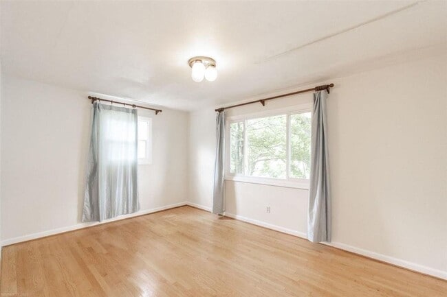 Building Photo - 601 Broce Dr