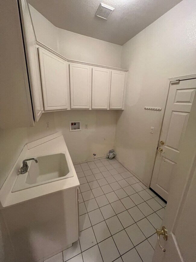 Building Photo - 4420 Putting Green Dr