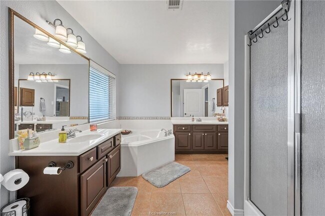 Building Photo - 912 Emerald Dove Ave