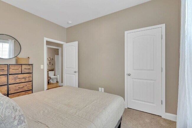 Building Photo - Charming 3-Bedroom Furnished Haven with Co...