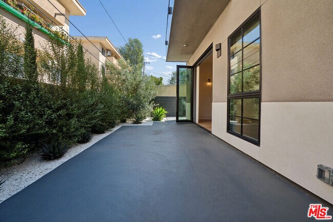 Building Photo - 652 Huntley Dr