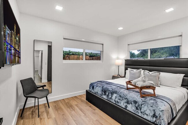 Building Photo - 17621 NE 7th Ave