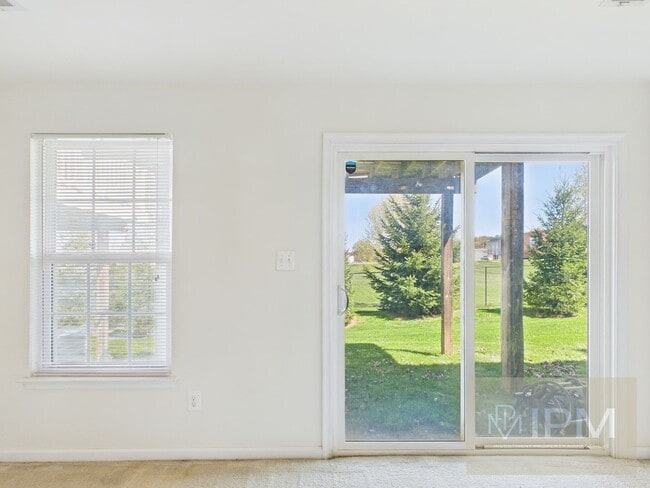 Building Photo - Beautiful 4 Bedroom, 2.5 Bath Townhome in Regents Glen!