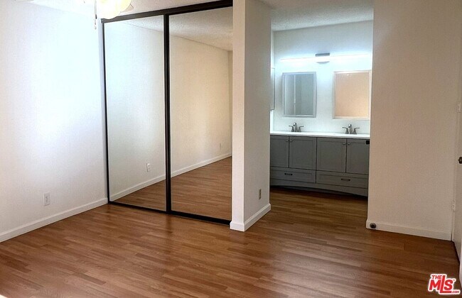 Building Photo - 6000 Canterbury Dr