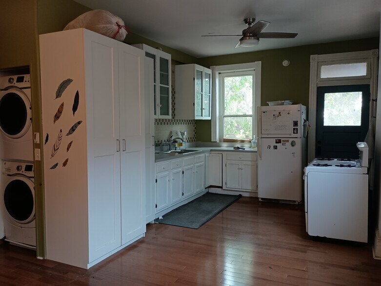 kitchen - 4386 Chouteau Ave