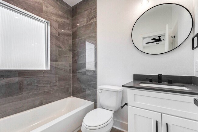 Building Photo - 112 Luetta St