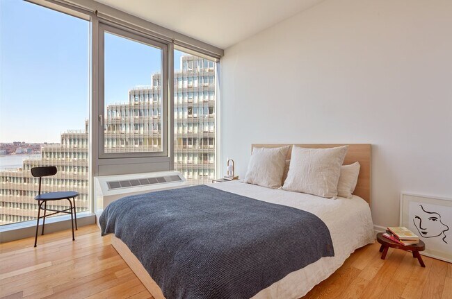 Building Photo - 550 W 54th St
