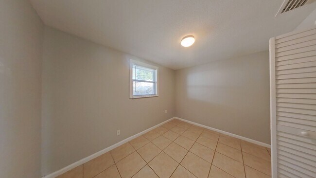 Building Photo - Unique 4/2 with In-law Apartment