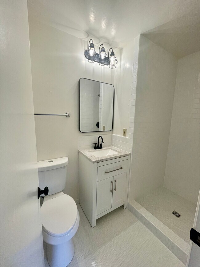 Building Photo - 2530 Tamarisk Dr