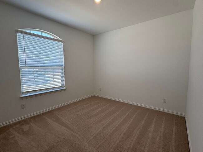 Building Photo - Cute Newer 3-2-2 Princeton!