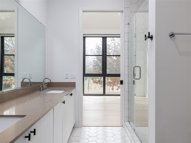 Building Photo - 800 Embassy Dr