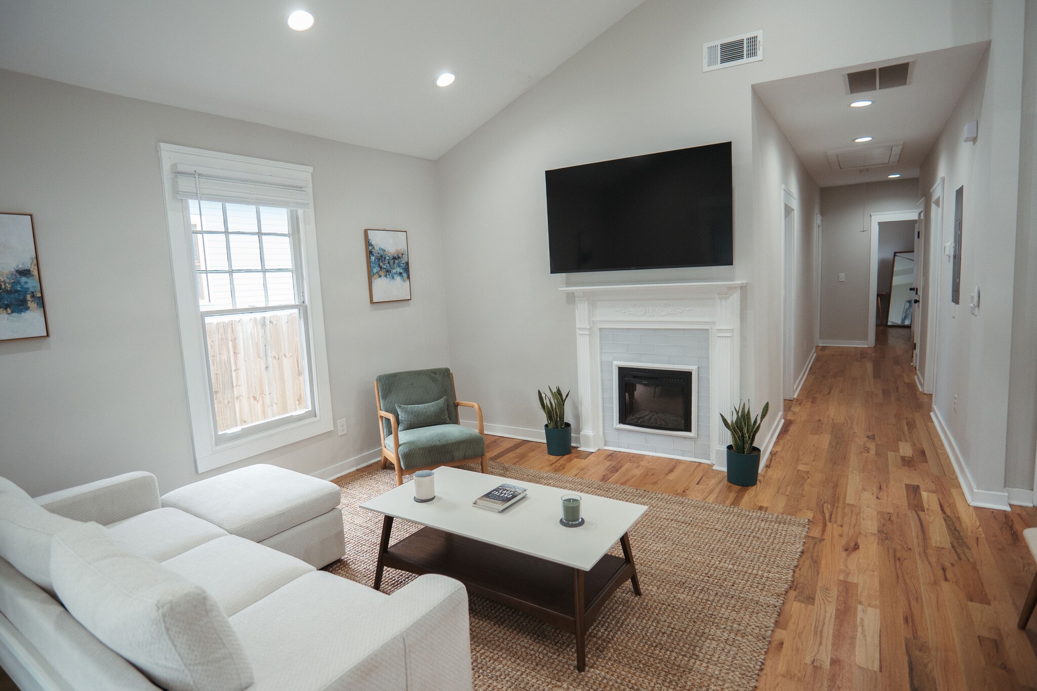 Building Photo - 733 Bonnie Brae Ave SW