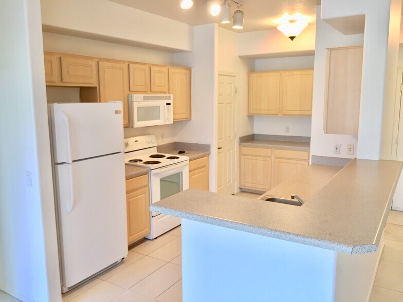 Building Photo - 420 W 1st St