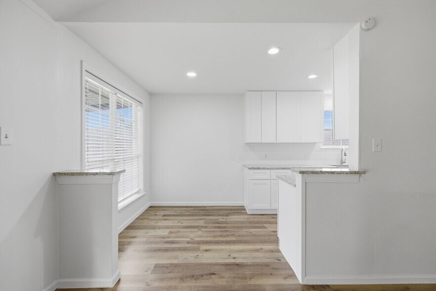 Building Photo - 6011 Bankside Dr