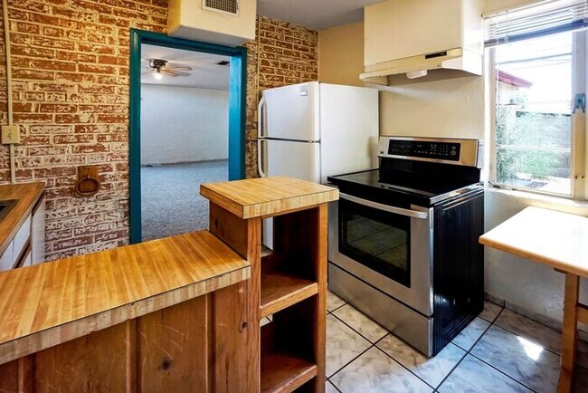 Building Photo - Coming Soon - Charming, Spacious 1Bdrm/1Ba...