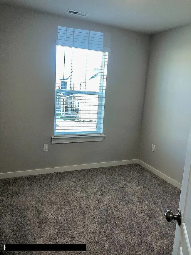 Building Photo - "Charming 3-Bed Townhouse with Granite Acc...