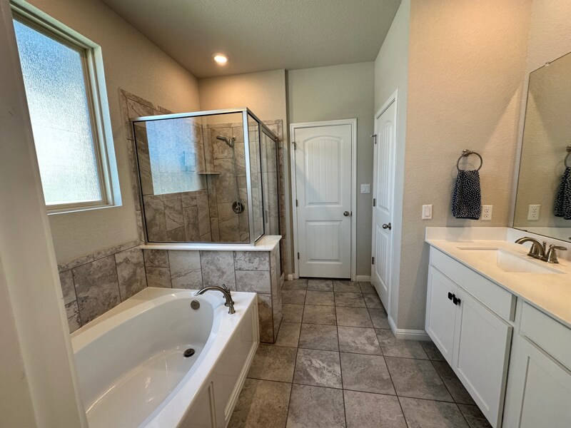 Building Photo - 528 Sigourney Wy
