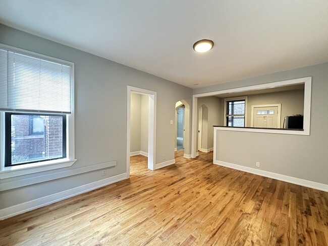 Building Photo - 4422 N Wolcott Ave