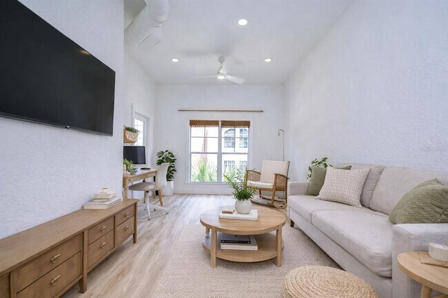 Building Photo - 2410 W Azeele St