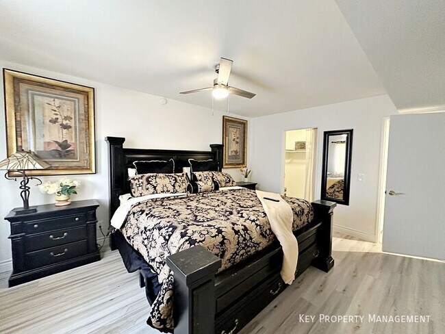 Building Photo - 1405 E Vegas Valley Dr