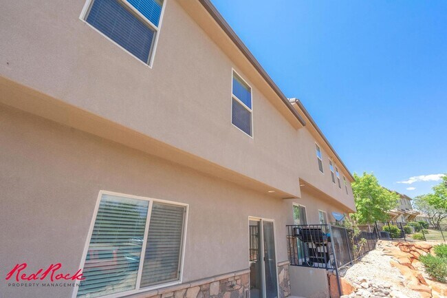 Building Photo - Charming 3 bedroom Townhome. 2 Community Pools!
