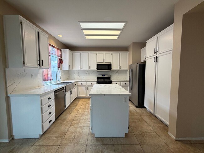 Building Photo - Move in special! Move in by 3/1 and get $300 off your first months rent! - Move-In Ready 3 bedroo...