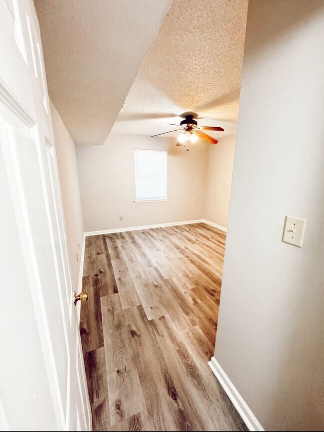 Building Photo - For Lease: Charming 2 Bedroom, 1 Bath Condo in Winfield Chase