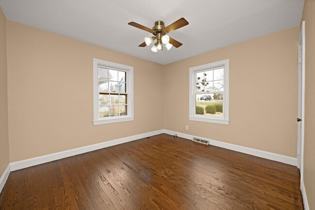 Building Photo - 109 W Poplar St