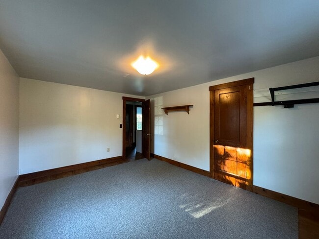 Building Photo - Cozy Country Charmer