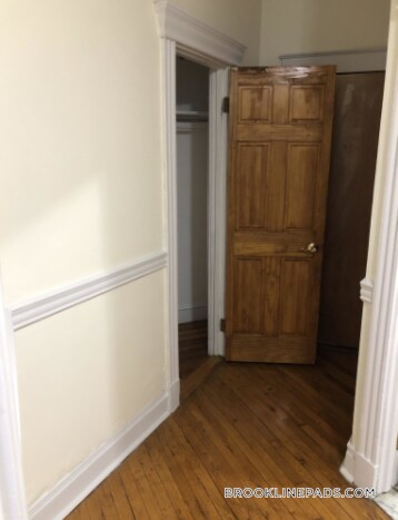 Building Photo - 352 Riverway