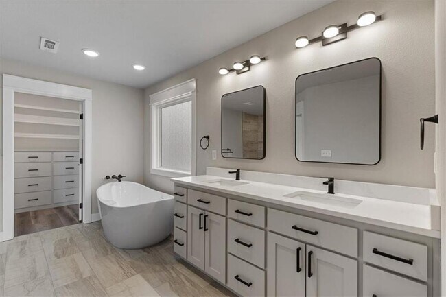 Building Photo - 3 Pickering Dr