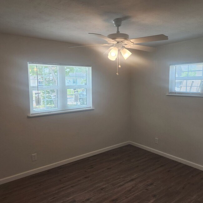 Building Photo - 3 bedroom 1.5 bath