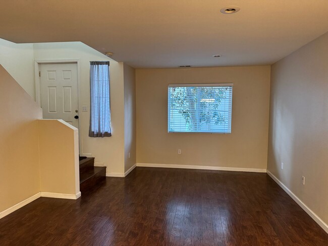 Building Photo - Charming 2 Bedroom 1.5 Bathroom Townhome w...