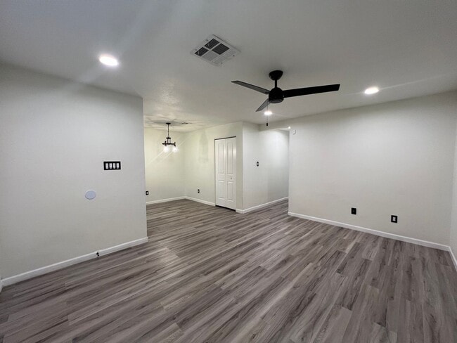 Building Photo - NICE 2 BEDROOM TOWNHOME!