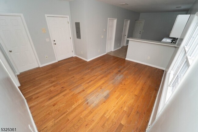 Building Photo - 331 Straight St