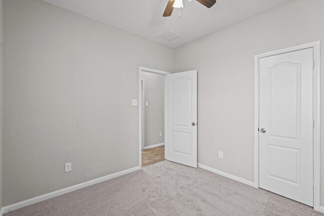 Building Photo - 2547 Hawthorn Park Ct