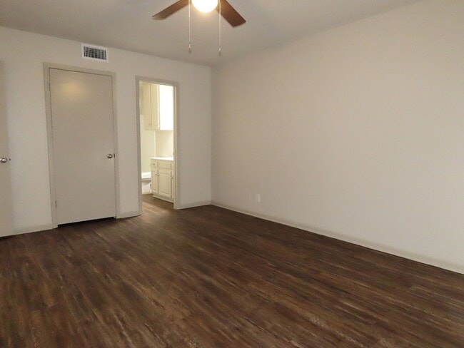 Building Photo - Remodeled in 2024! Gorgeous 3 Bdrm., 2 Bath Duplex in Whitehouse ISD!
