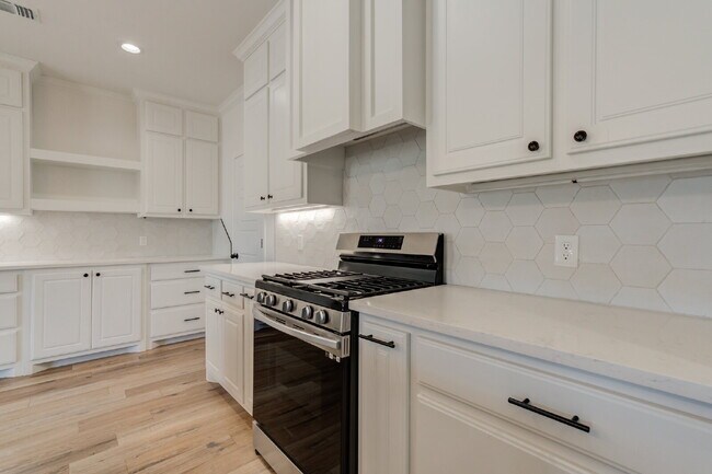 Building Photo - Custom built home in West Lubbock