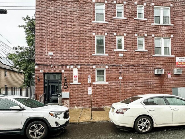 Building Photo - 565 West Side Ave