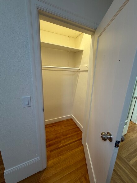 Building Photo - 495 Elwood Ave