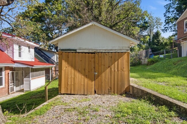 Building Photo - Recently Renovated 3 Bedroom Craftsman – Pet Friendly!