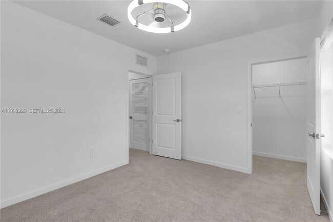 Building Photo - 615 NE 1st Ave