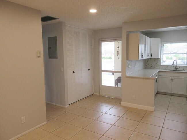 Building Photo - 2572 Emory Dr W